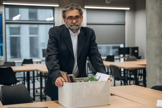 Výpověď těsně před důchodem může člověka zlomit. Stát ale nabízí cestu, jak nepřijít o peníze